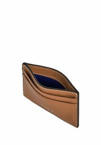 Portafoglio in pelle marrone con texture liscia, design curvato, due fessure su un lato e rivestimento interno blu. Accenti di cucitura bianca.