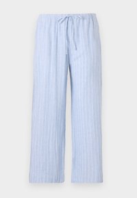 Pantalons de pyjama bleu clair avec des rayures verticales blanches, fabriqués en tissu doux, avec une taille élastique et un cordon de serrage ajustable.