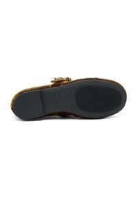 Scarpa in suede marrone con punta arrotondata, fibbia decorativa e suola in gomma nera texturizzata. L'interno è morbido, garantendo comfort.