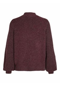 Vínový vlněný svetr s vysokým límcem, spadenými rameny a dlouhými, objemnými rukávy; texturovaná, měkká látka s volným střihem.