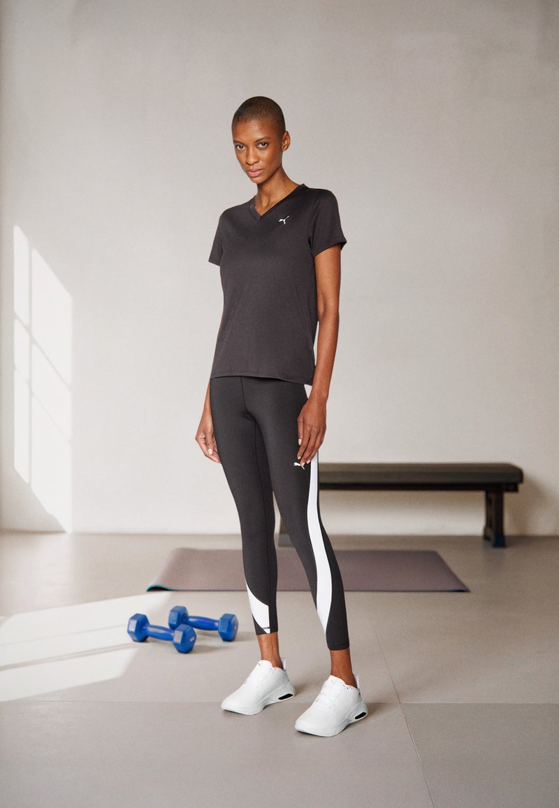 Puma TAD ESSENTIAL V NECK TEE - Sportovní tričko - black