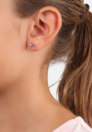 Orecchino a forma di cavallo in tonalità argento con criniera e coda rossi, caratterizzato da dettagli intricati e una finitura lucida. Progettato per un look casual.