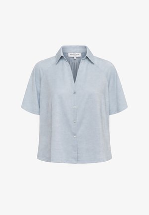 Lichtblauw overhemd met korte mouwen, knopen en een kraag, met een losse pasvorm, weergegeven tegen een witte achtergrond.