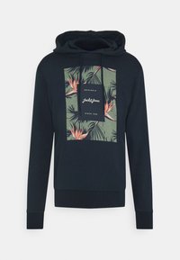 Sudadera azul marino con un bolsillo tipo canguro, que presenta un gráfico rectangular con hojas y flores tropicales en verde y rosa. Capucha con cordones.