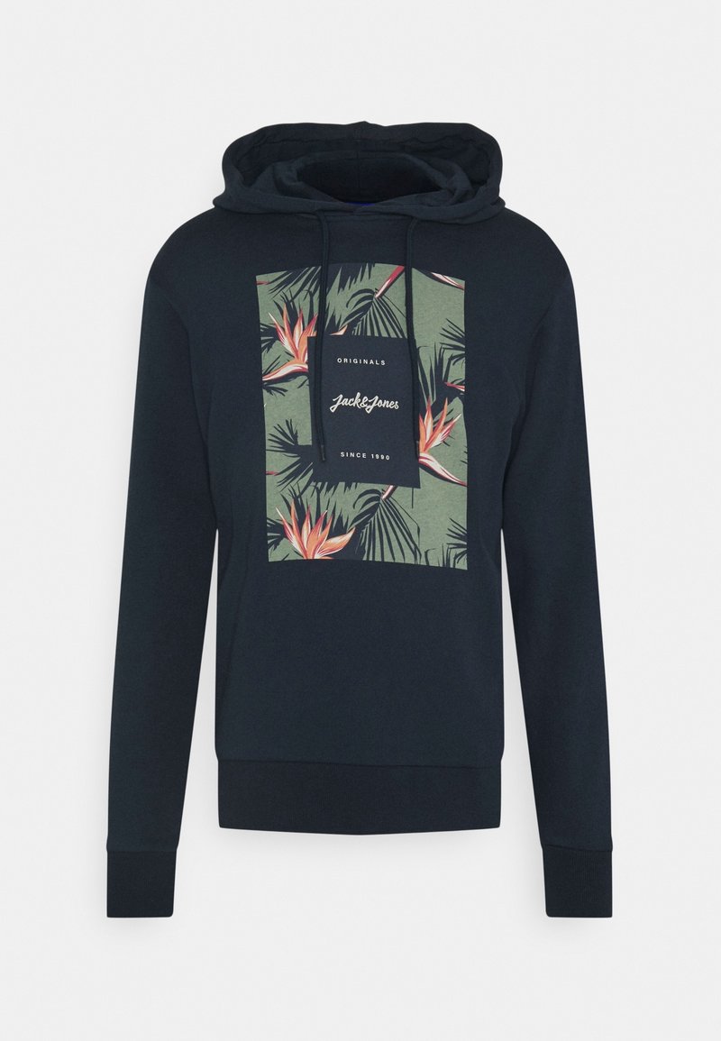 Sudadera azul marino con un bolsillo tipo canguro, que presenta un gráfico rectangular con hojas y flores tropicales en verde y rosa. Capucha con cordones.