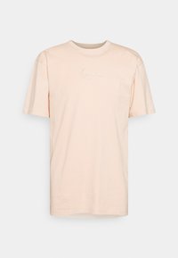 Ljusrosa bomullströja med korta ärmar, rund halsringning och subtilt broderad logotyp på bröstet. Slät textur och avslappnad passform.