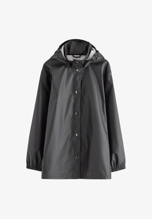 Czarna wodoodporna kurtka przeciwdeszczowa z kapturem, zapięcie na napy z przodu oraz elastyczne mankiety na długich rękawach.