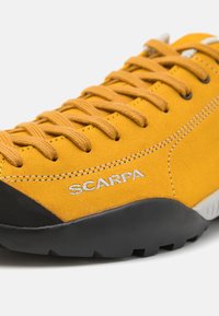 Scarpa MOJITO UNISEX - Pantofi drumeție - saffron