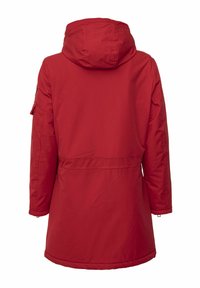 Rode winterjas met capuchon, lang, met een achteraan verstelbare taille en een zak aan de linkermouw, van achteren getoond op een witte achtergrond.