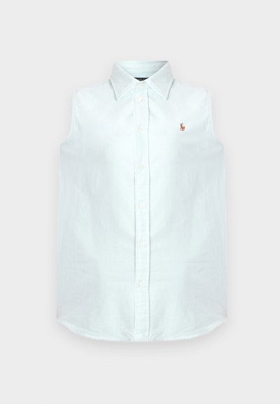 Chemise blanche sans manches à col avec boutons et petit logo brodé marron sur le côté gauche de la poitrine.