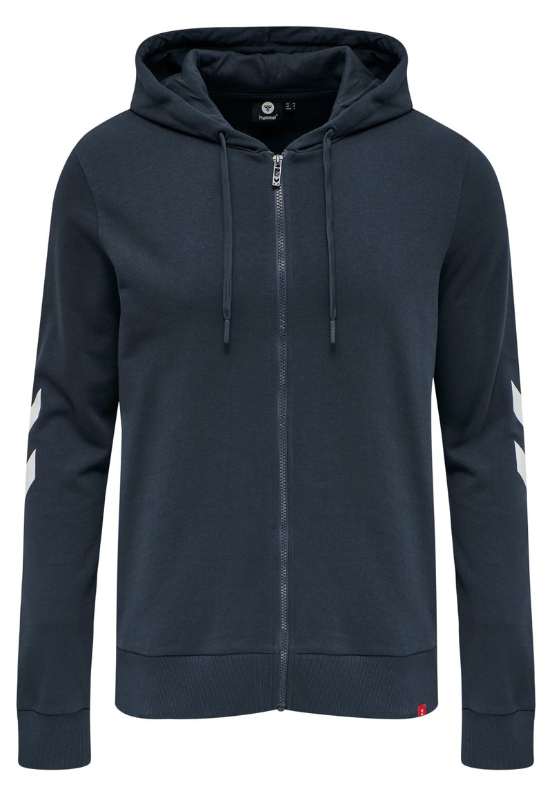 Marineblå zip-hoodie med dragsko i huvan, ribbmuddar vid ärmar och nederkant, med vita chevronmönster på ärmarna. Material i bomullsblandning.