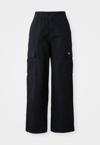 Pantalon cargo noir à jambes larges avec taille élastique, bouton sur le devant et poches à rabat sur chaque cuisse, présenté sur fond blanc.