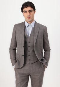 Isaac Dewhirst THE FASHION NOTCH SUIT SLIM - Κοστούμι - chocolate