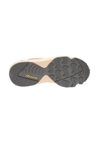 Soletta della scarpa da corsa Mizuno, caratterizzata da un battistrada in gomma grigia con diversi motivi, superficie texturizzata e un sottopiede beige con marchio giallo.