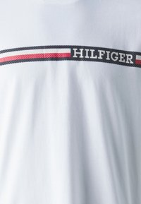 Tommy Hilfiger CHEST STRIPE TEE - Tricou cu imprimeu - white