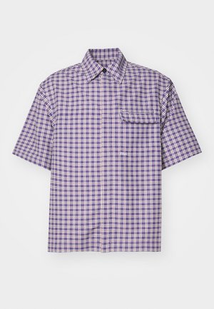 Camisa de manga corta en un patrón de cuadros morados y blancos, con un collar en punta y un bolsillo en el pecho. Fabricada con un tejido ligero.