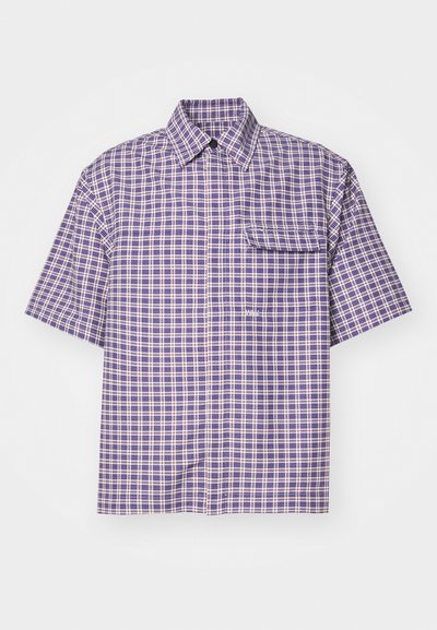 Camisa de manga corta en un patrón de cuadros morados y blancos, con un collar en punta y un bolsillo en el pecho. Fabricada con un tejido ligero.