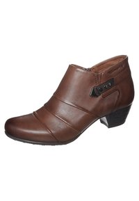 Bottine en cuir marron avec plis diagonaux, accent de boucle sur le côté et un petit talon empilé. Texture lisse et design à bout rond.