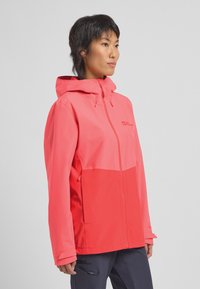 Veste imperméable en corail vif, avec un zip sur le front, une capuche ajustable et des blocs de couleur contrastants. Texture lisse avec des poignets élastiques.