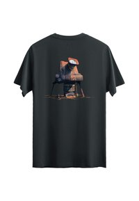Zwarte katoenen t-shirt met een grafische afbeelding van een gestileerde camera op statieven met oranje accenten en lijnen, tegen een donkere achtergrond.