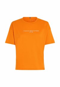 Camiseta naranja de manga corta hecha de tela texturizada. Cuenta con un cuello redondo y un logo blanco de "TOMMY HILFIGER" con la fecha de establecimiento.