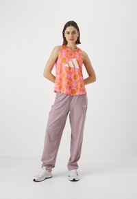 adidas Performance FARM TANK - Viršus - semi pink glow/semi solar orange