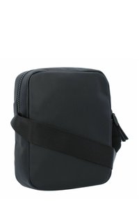 Borsa a tracolla nera con forma rettangolare, superficie testurizzata, chiusura con zip e tracolla regolabile. Presenta un design pulito senza loghi visibili.