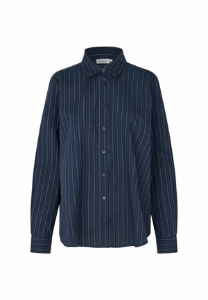Camisa de botones azul marino con rayas verticales blancas. Presenta un cuello, mangas largas y detalles de botones. Textura de tela suave.