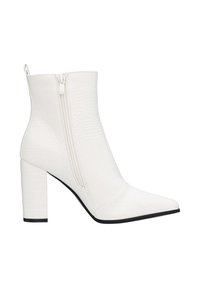 Stivale bianco alla caviglia con punta affusolata, motivo in croco testurizzato, cerniera laterale e un tacco alto nero e spesso. Materiale in finta pelle liscia.