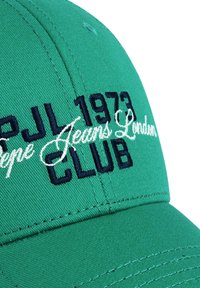 Gorra de béisbol verde con texto bordado: "PJL 1973 Pepe Jeans London Club" en azul marino y blanco. Tela lisa con visera estructurada.