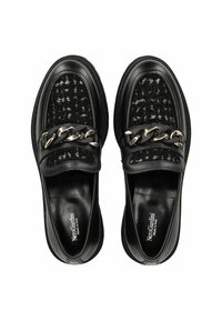 Sorte loafers med et struktureret stofoverdel, sølv kædedesign, glatte læderdetaljer og en polstret indersål.