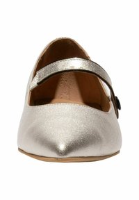Zapato Mary Jane metálico plateado que presenta una puntera redondeada, una correa en el tobillo con un acento de botón negro y una superficie texturizada.
