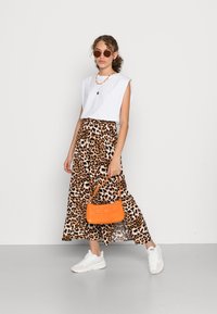 Vero Moda VMSIMPLY EASY SKIRT - Saia comprida - tan/liv