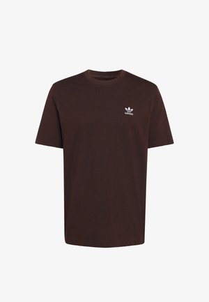 Camiseta de algodón marrón con mangas cortas y cuello redondo. Presenta un pequeño logo blanco de Adidas en el pecho. Corte clásico sin estampados.