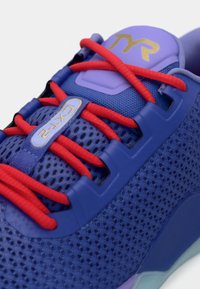 Scarpa sportiva blu con tomaia in rete, lacci rossi e lingua viola con logo dorato. Suola strutturata con accenti a contrasto.