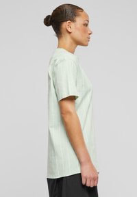 Karl Kani SMALL SIGNATURE OS  - Marškinėliai su spaudiniu - lightmint offwhite