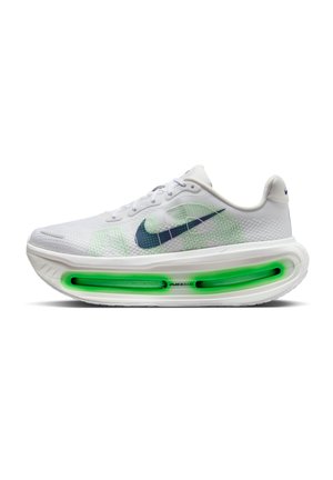 Chaussure de course Nike blanche avec swoosh bleu marine et semelle à coussin d'air verte, montrée de profil sur fond blanc.