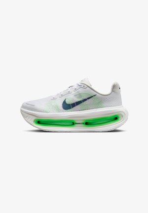 Chaussure de course Nike blanche avec swoosh bleu marine et semelle à coussin d'air verte, montrée de profil sur fond blanc.