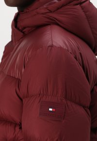 Tommy Hilfiger MIX JACKET - Dūnu jaka - deep rouge