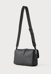 Borsa a spalla in pelle nera con texture, dotata di tracolla regolabile e borchie argentate sulla chiusura del flap anteriore.