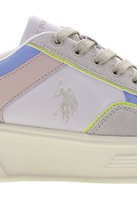 Sneaker med ovandel i blandade material i ljusgrått, blått, rosa och vitt, med en texturerad yta och upphöjd logodetalj. Gummisula.