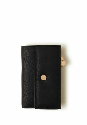 Portafoglio in pelle nera con chiusura a bottone circolare dorato e una piccola etichetta beige parzialmente visibile sul lato.