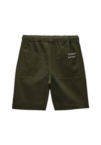 Shorts vert olive avec une taille élastique, deux poches arrière et "YOSEMITE DISTRICT" brodé sur la poche droite.