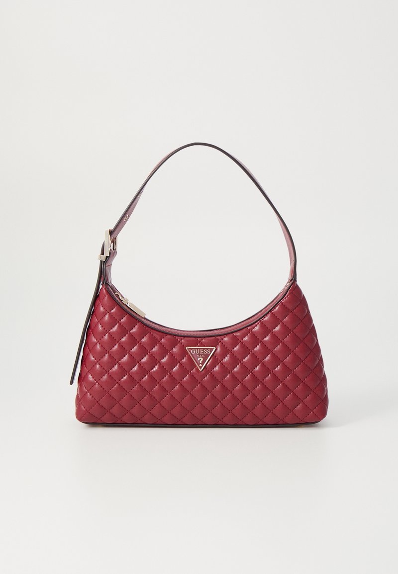 Sac à bandoulière en cuir matelassé rouge avec plaque logo Guess dorée et fermeture éclair, bandoulière simple, présenté sur fond blanc.