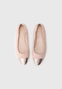 Ροζ σουέντ παντόφλες με στρογγυλή μύτη, διακοσμημένες με λαμπερό χρυσό μεταλλικό καπάκι μπροστά και αντίστοιχες χρυσές λεπτομέρειες στη φτέρνα.