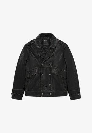 Chaqueta de cuero negro estilo biker con un acabado texturizado, cierre doble, bolsillos laterales, hombreras y acentos de hardware metálico.