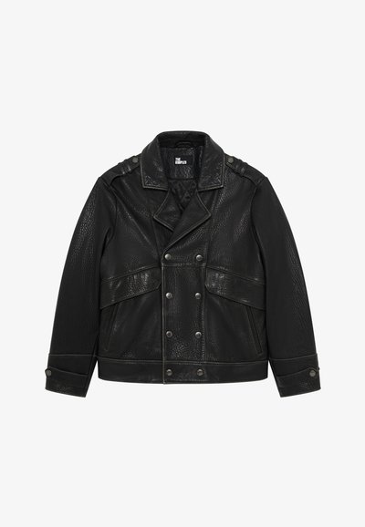 Chaqueta de cuero negro estilo biker con un acabado texturizado, cierre doble, bolsillos laterales, hombreras y acentos de hardware metálico.