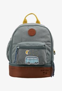 Mochila de tela verde con una base marrón, que cuenta con un bolsillo frontal, bordado de una furgoneta camper y un asa amarilla. Incluye correas ajustables.