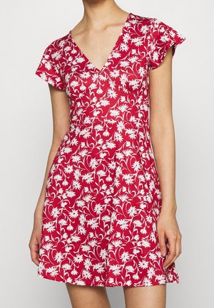 Robe fleurie rouge avec des motifs de fleurs blanches, décolleté en V et manches courtes. Fabriquée en tissu léger, avec une jupe évasée.