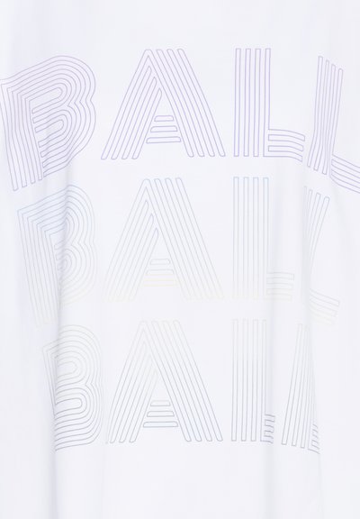 Bela majica s velikim natpisom "BALL" u gradijentnim linijama, koje prelaze iz ljubičaste u plavu boju, s glatkom teksturom tkanine.